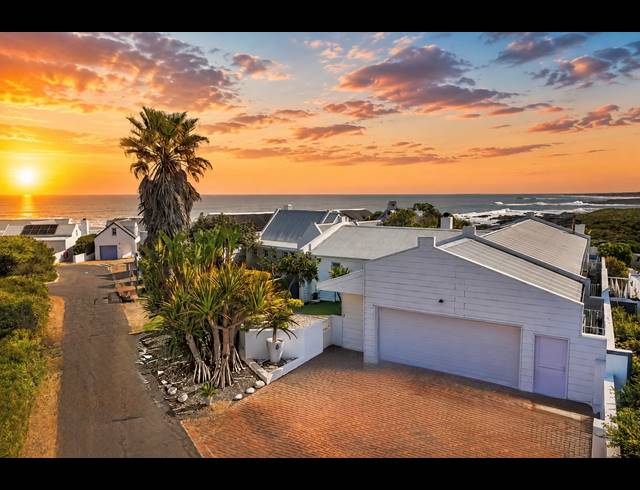 4 BEDROOM HOUSE FOR SALE IN GROTTO BAY